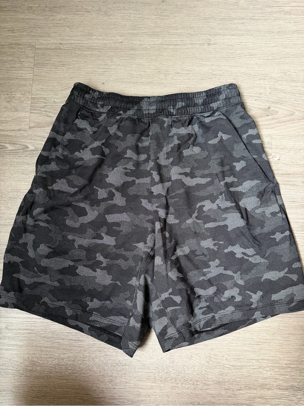 lululemon athletica Men's Gray/Black Camo Pace Breaker Linerless 7” Shorts
